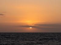 Die Sonne erscheint unterhalb der Wolkenschicht - Rønne